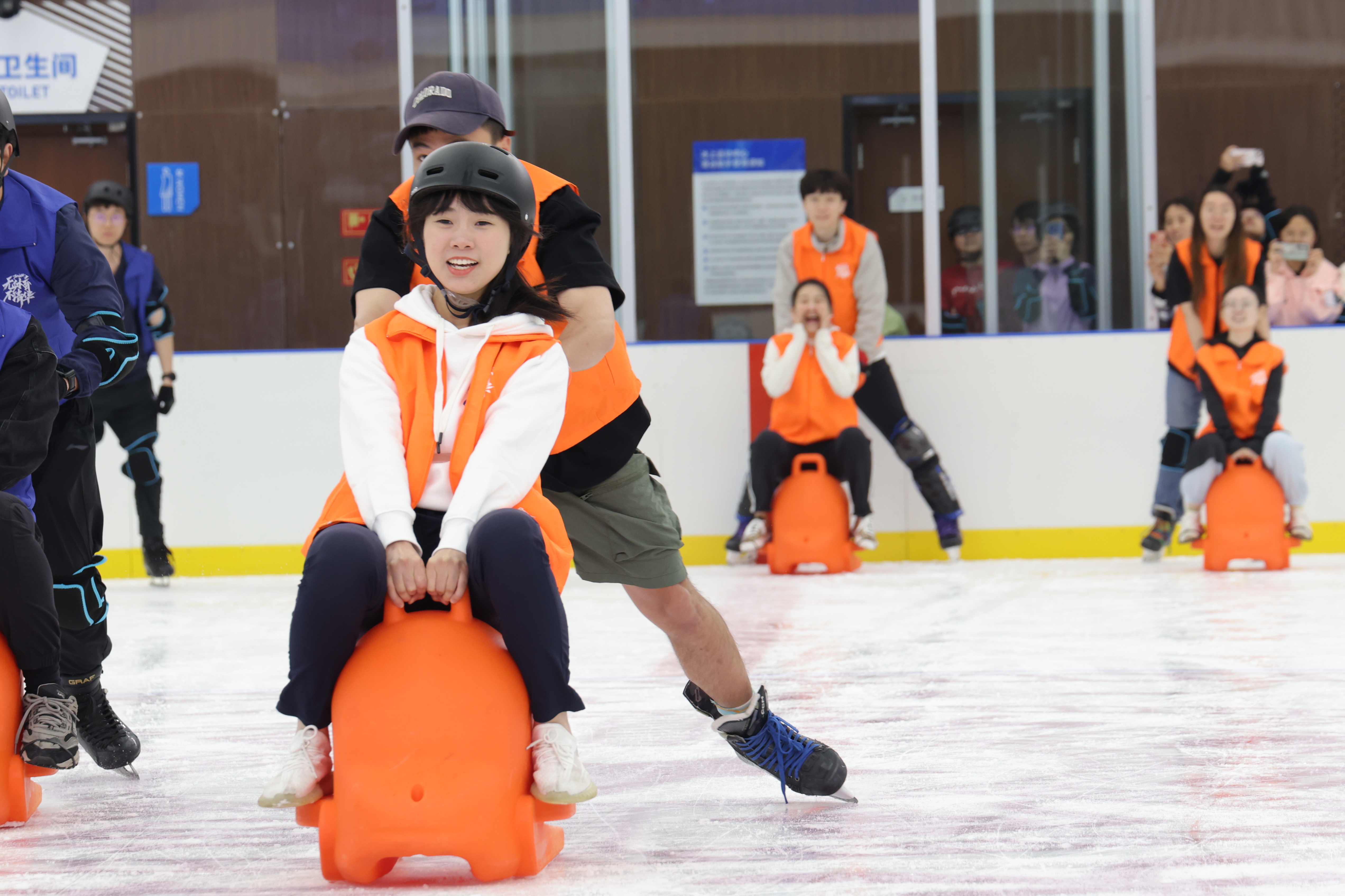 20240530-冰上趣味运动会在清华大学北体育馆顺利举行-无-冰上趣味运动会比赛项目2.JPG