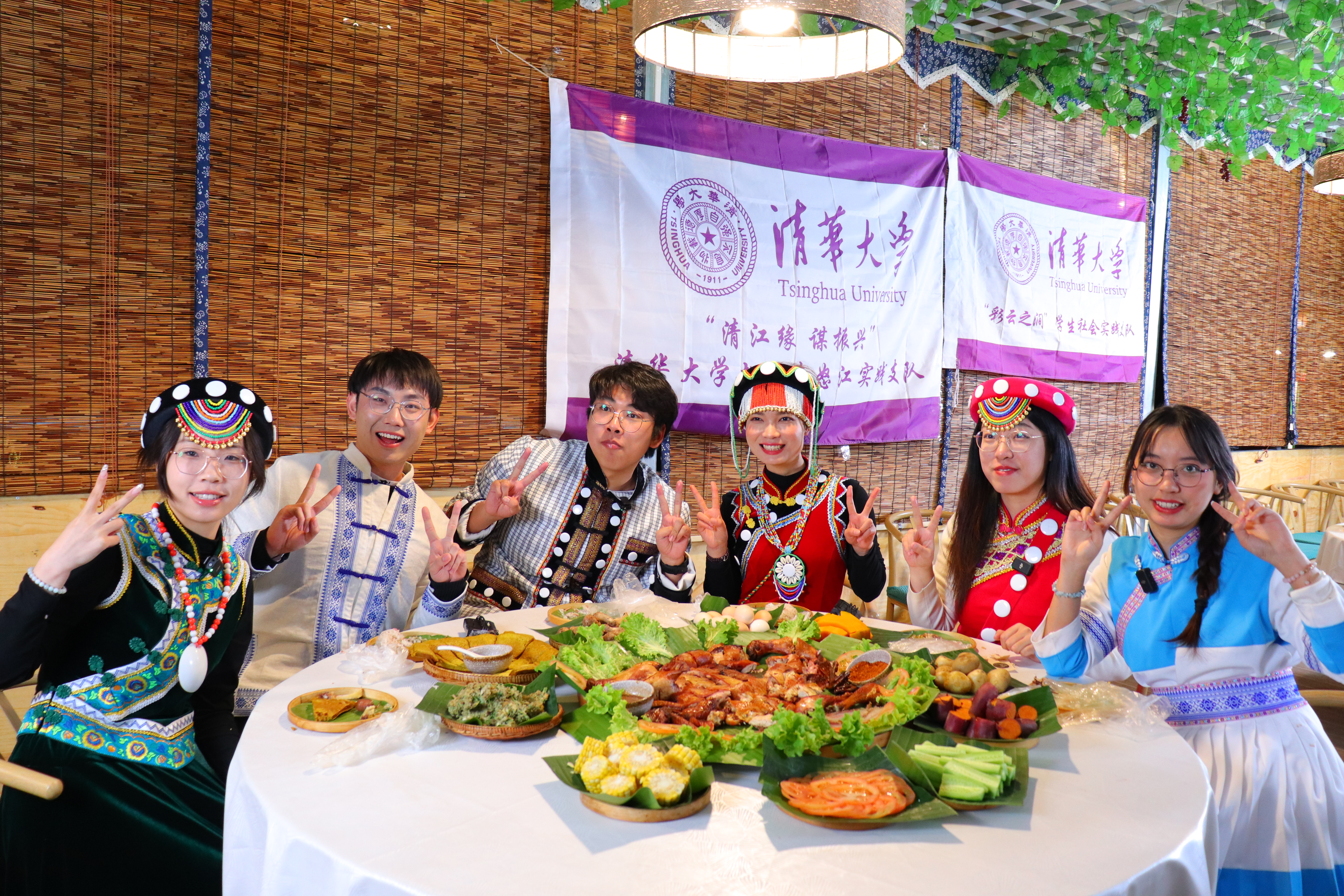 20240301-学思践悟启新程，挺膺担当绘青春——2024 年清华大学研究生寒假社会实践总结回顾-水利系赴云南怒江实践支队-支队成员在怒江州开展民族特色美食宣传直播.jpg