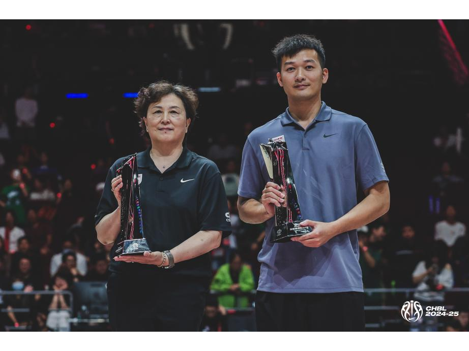 9 王丽指导(左)获最佳教练员.png