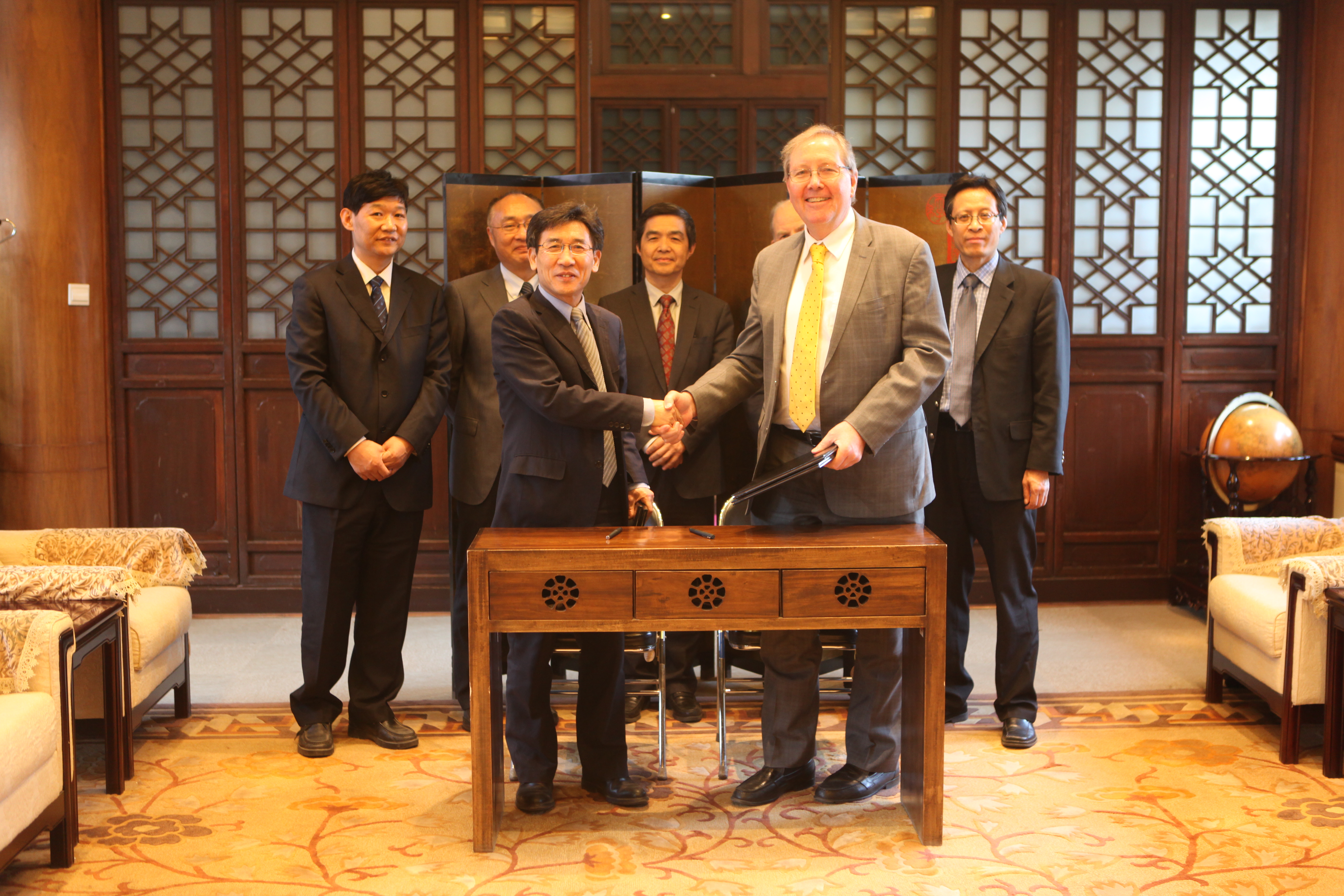 20160329-清华大学与美国阿岗国家实验室签署合作谅解备忘录(前排左:时任清华大学副校长的薛其坤院士,前排右为阿岗实验室主任Peter Littlewood,后排左3为欧阳明高院士)-签署现场-校宣传部 - 副本.jpeg