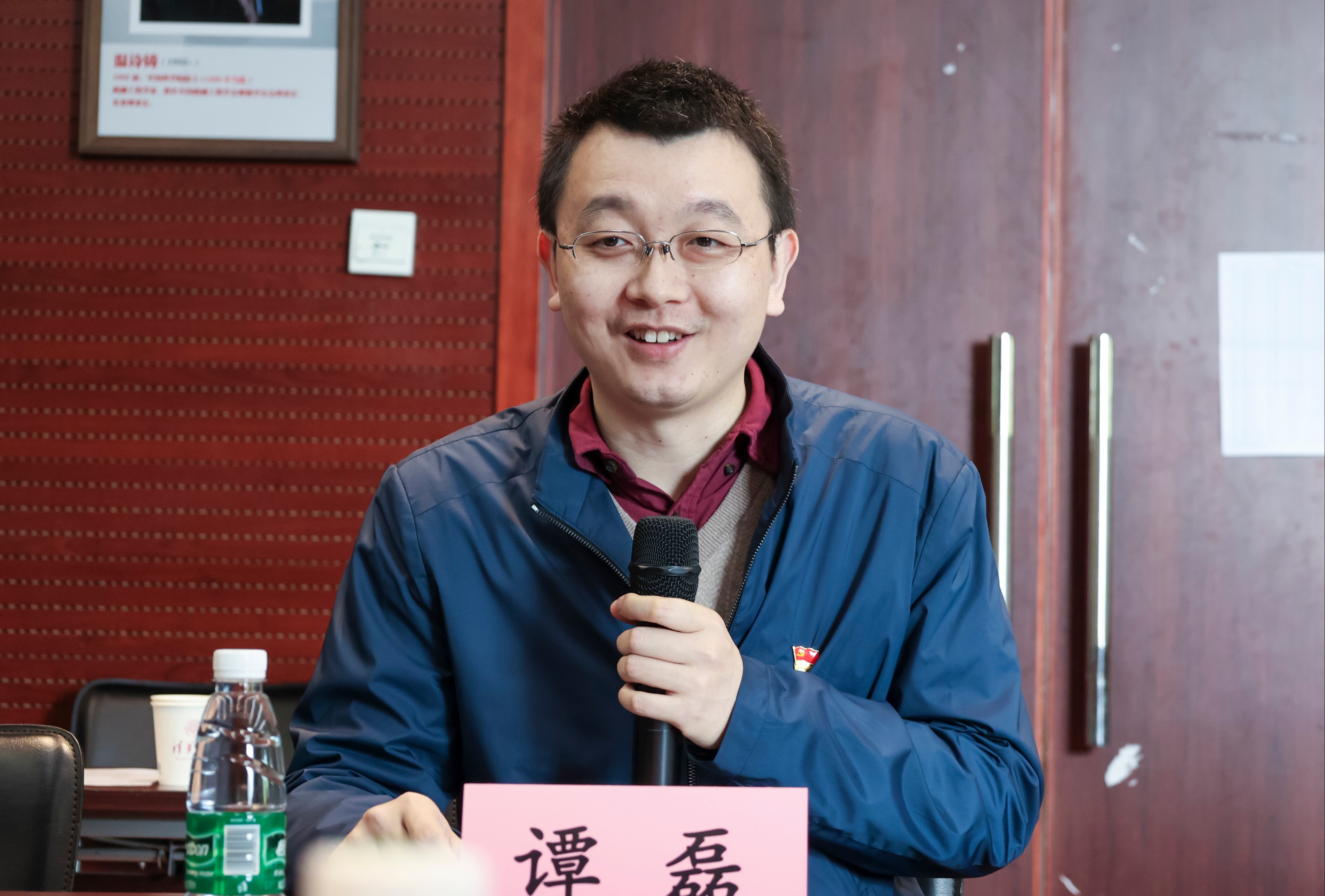 20230408-新闻稿-航天科工三院水下总体部党支部与清华大学能动系流机所党支部、能动博201党支部“红色1 1 1”共建活动-郭慧娜-图4-能动系党委副书记谭磊老师主持会议.jpg