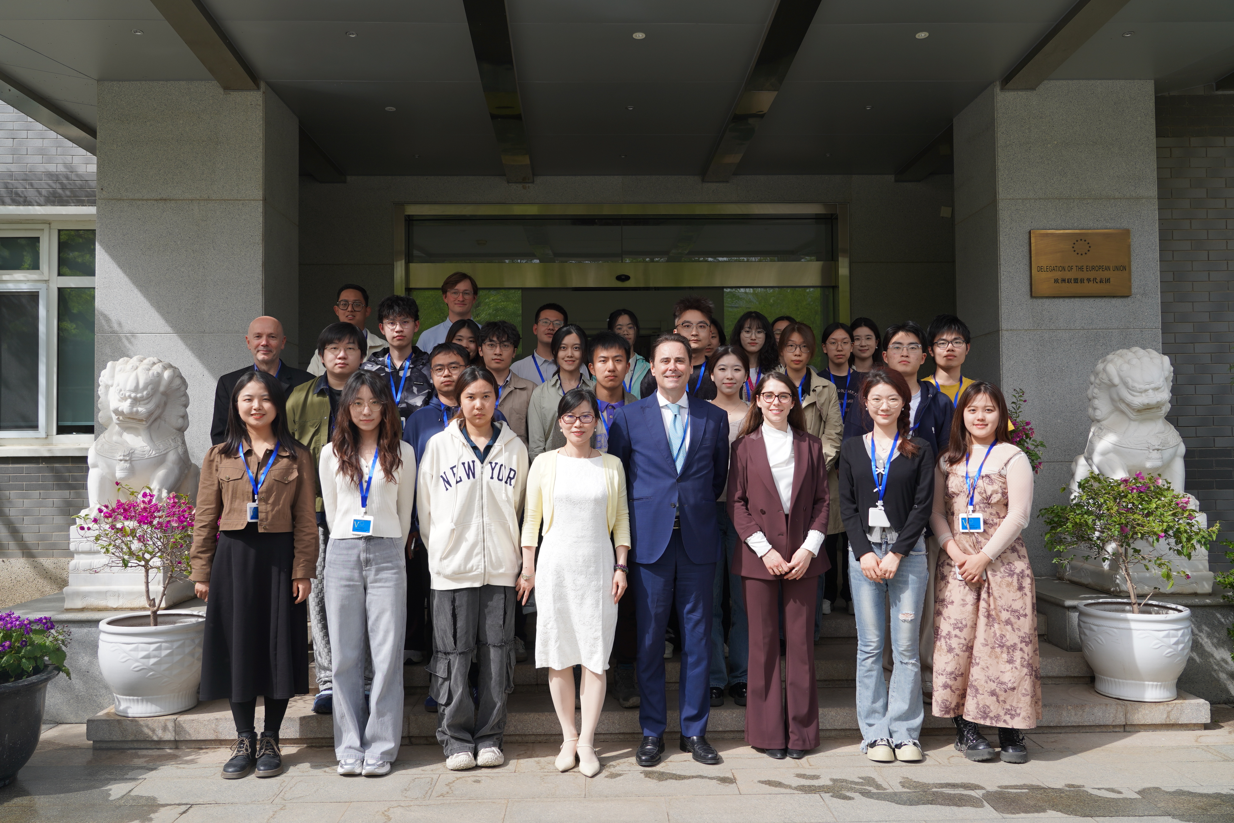 20250415-清华学子参访欧盟驻华使馆  在对话中体验文明交流互鉴-新闻学院-清华大学师生与欧盟驻华代表团成员合影.jpeg