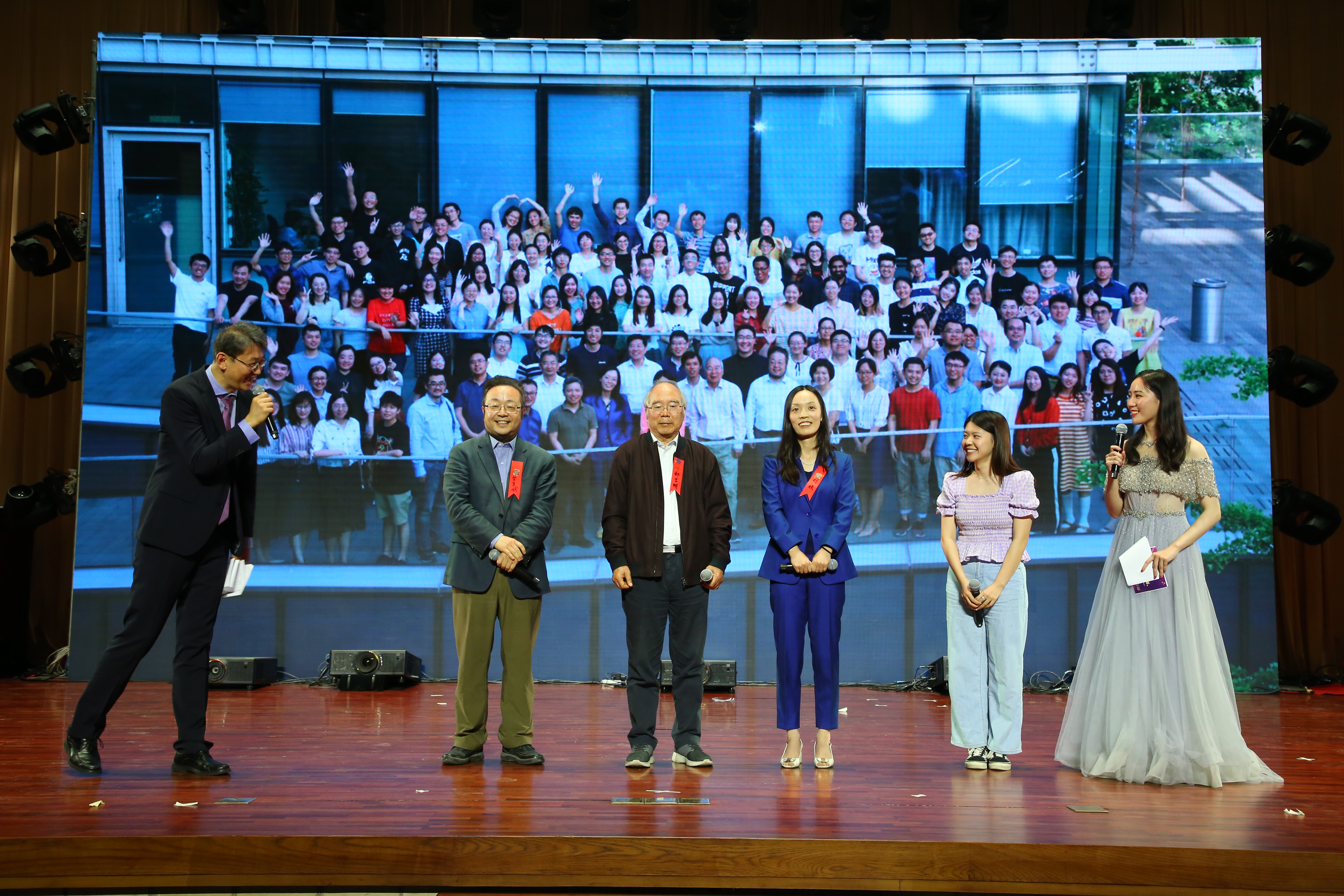 20241220-环境学院党委以文化人、以史育人，凝心聚力引领发展-拍摄者不详-图7 清华大学110周年校庆“良师益友”特别活动上郝吉明、贺克斌等四代师生讲述团队精神2.JPG