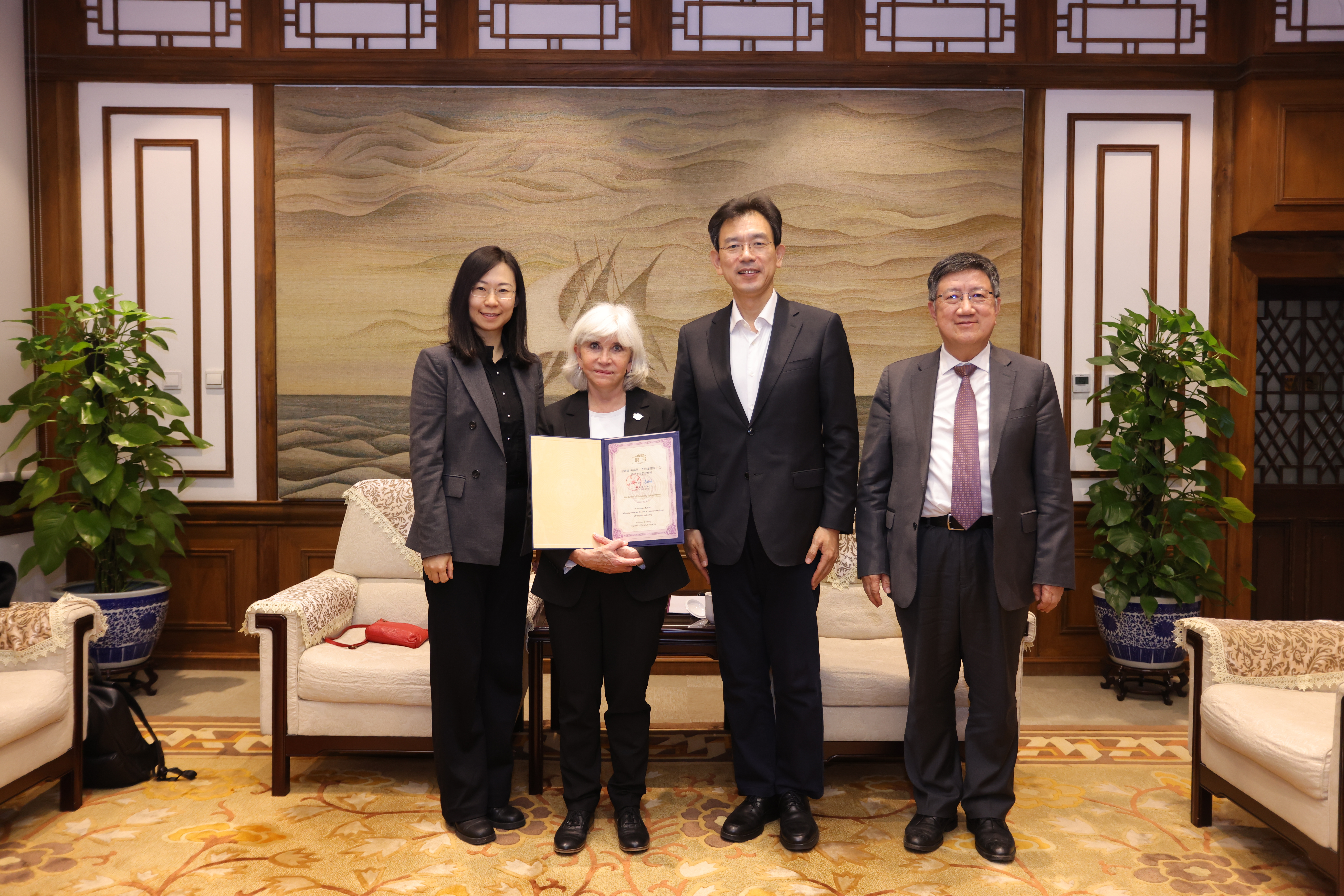 20251024-校长李路明会见清华大学名誉教授劳伦斯·图比亚娜一行-张玉光-颁发名誉教授证书多人.jpg