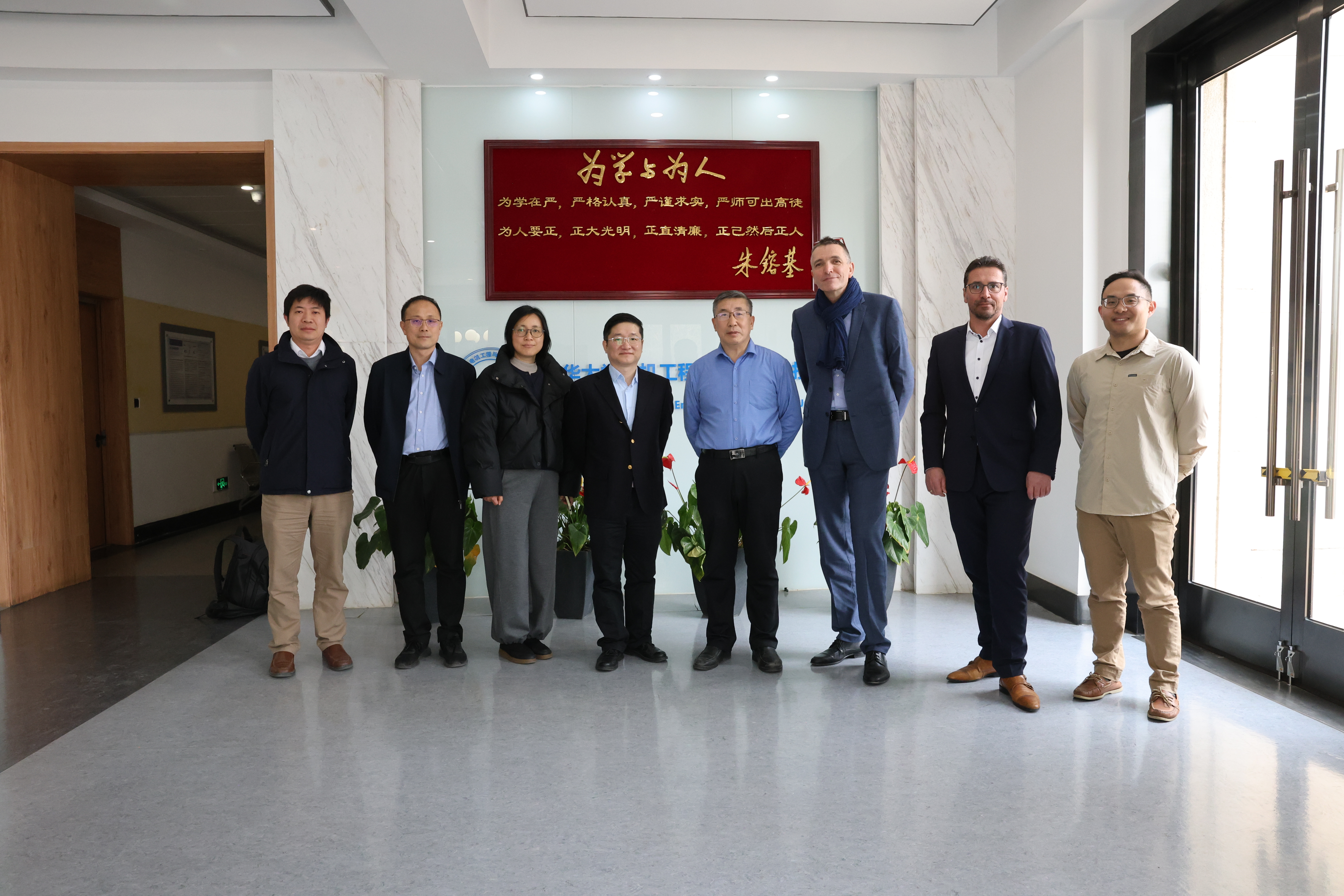 20250313-施耐德电气代表团访问清华大学 探讨能源转型与绿色创新合作-电机系-施耐德电气代表团与电机系参加交流人员合影.jpg