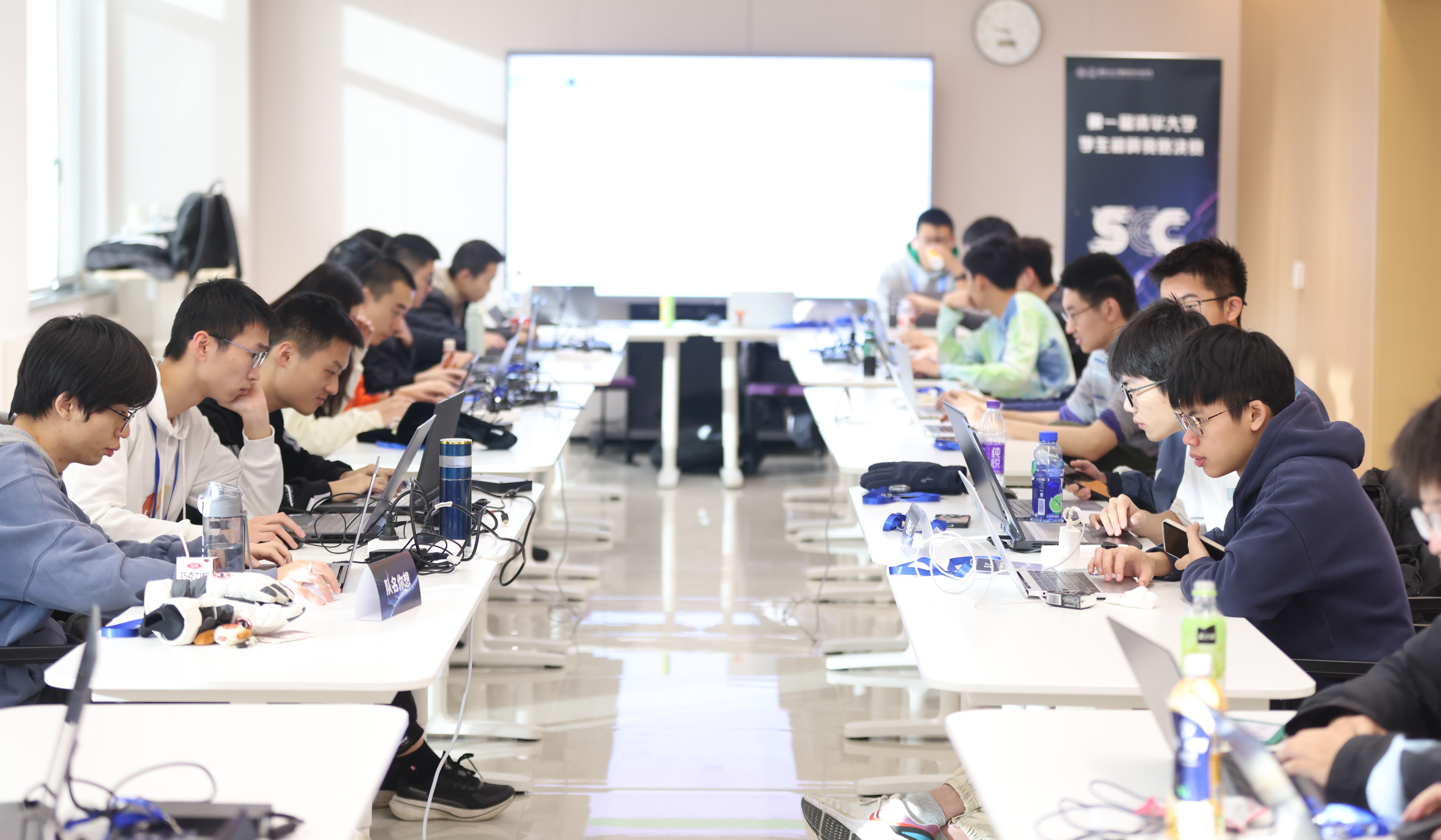 20241224-第一届清华大学学生超算竞赛举行-学生-比赛现场.jpg